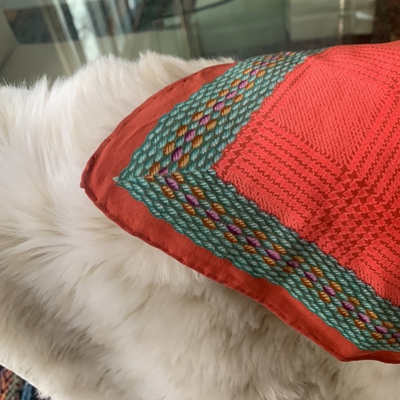 Authentic Chanel scarf, 31” x 31”. Excellent shape - Picture 4 of 7